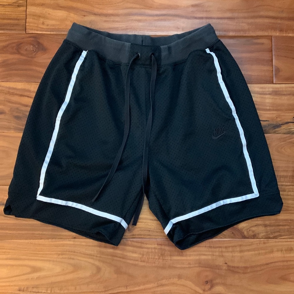 Men’s Nike black mesh athletic gym shorts black white stripe m medium EUC
